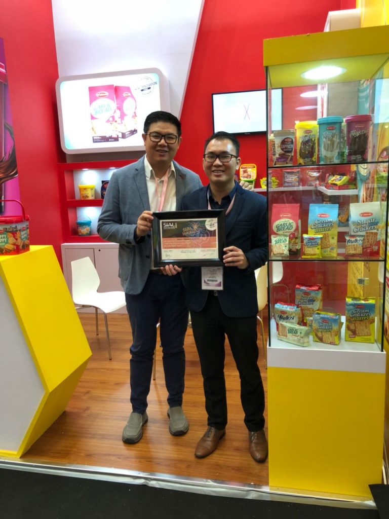 Bapak Richard Cahadi sebagai Managing Director Kokola Group dan Bapak Hendra K. sebagai Lead Export Kokola menerima penghargaan SIAL Innovation sebagai produk dengan kreasi dan inovasi terbaik dalam ajang SIAL China. Tentu hal ini menjadi prestasi Kokola yang sangat membanggakan bagi Indonesia.