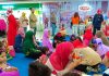 Peringati Hari Anak Nasional, Kokola Selenggarakan Workshop Calistung Mengambil tempat di mall terkemuka di kota Surabaya, Kokola Halal menyelenggarakan kegiatan Calistung dan mampu menjadi pusat perhatian masyarakat yang ingin mengetahui kegiatan Kokola tersebut, mereka pun ikut berperan serta di dalam acara ini.