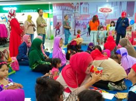 Mengambil tempat di mall terkemuka di kota Surabaya, Kokola Halal menyelenggarakan kegiatan Calistung dan mampu menjadi pusat perhatian masyarakat yang ingin mengetahui kegiatan Kokola tersebut, mereka pun ikut berperan serta di dalam acara ini.