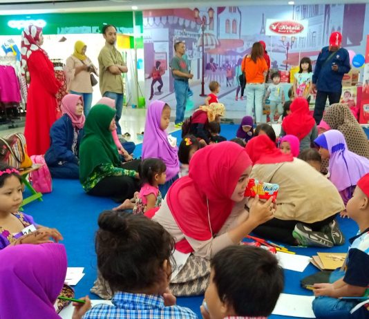Mengambil tempat di mall terkemuka di kota Surabaya, Kokola Halal menyelenggarakan kegiatan Calistung dan mampu menjadi pusat perhatian masyarakat yang ingin mengetahui kegiatan Kokola tersebut, mereka pun ikut berperan serta di dalam acara ini.