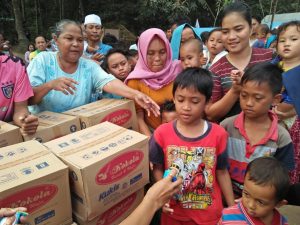 Tidak hanya anak-anak yang berebut biskuit Kokola, para orang tua pun ikut antri untuk mendapatkan bantuan dari tim Kokola.