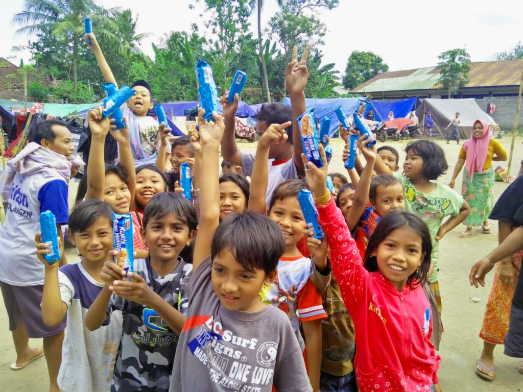 Keceriaan dan senyum bahagia anak-anak korban gempa bumi di pengungsian setelah menerima bantuan biskuit Kokola.