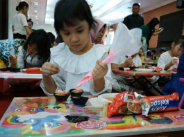 Angela Siant Budiarjo, salah satu peserta yang mengikuti lomba menghias Kukis Kokola dengan sangat antusias di Hotel Pandanaran Semarang pada Minggu 30 Sept 2018. Putri pasangan Anton Budiarjo & Yessy itu menambahkan meses di kukis dan selai diatas kue kue kukis. Dia menyusun kue kukis dengan melingkar. Sementara, teman-teman lain ada yang menumpuk kue kukis keatas.