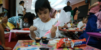 Antusias Anak Anak Semarang Menghias Kukis di Hari Kereta Api Angela Siant Budiarjo, salah satu peserta yang mengikuti lomba menghias Kukis Kokola dengan sangat antusias di Hotel Pandanaran Semarang pada Minggu 30 Sept 2018. Putri pasangan Anton Budiarjo & Yessy itu menambahkan meses di kukis dan selai diatas kue kue kukis. Dia menyusun kue kukis dengan melingkar. Sementara, teman-teman lain ada yang menumpuk kue kukis keatas.
