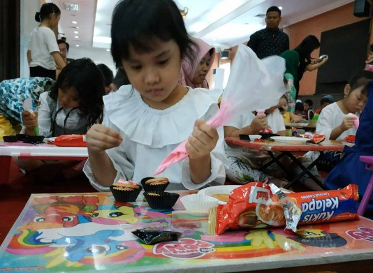 Angela Siant Budiarjo, salah satu peserta yang mengikuti lomba menghias Kukis Kokola dengan sangat antusias di Hotel Pandanaran Semarang pada Minggu 30 Sept 2018. Putri pasangan Anton Budiarjo & Yessy itu menambahkan meses di kukis dan selai diatas kue kue kukis. Dia menyusun kue kukis dengan melingkar. Sementara, teman-teman lain ada yang menumpuk kue kukis keatas.