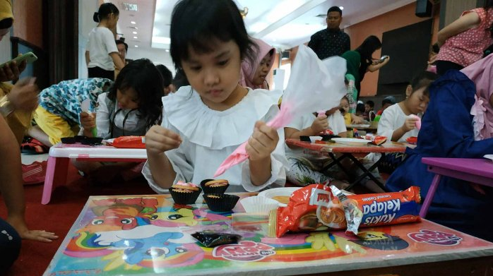 Angela Siant Budiarjo, salah satu peserta yang mengikuti lomba menghias Kukis Kokola dengan sangat antusias di Hotel Pandanaran Semarang pada Minggu 30 Sept 2018. Putri pasangan Anton Budiarjo & Yessy itu menambahkan meses di kukis dan selai diatas kue kue kukis. Dia menyusun kue kukis dengan melingkar. Sementara, teman-teman lain ada yang menumpuk kue kukis keatas.